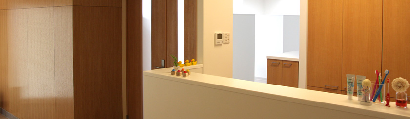 あかい歯科医院は滋賀県近江八幡市池田本町に2011年9月開院いたしました。一般歯科、小児歯科、矯正歯科、歯科口腔外科、インプラントなど虫歯の治療だけでなく総合的な治療を行っております。